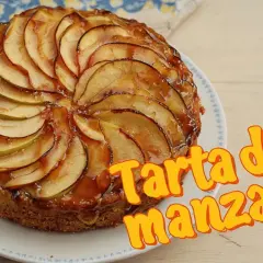 Tarta de manzana casera, con láminas de fruta caramelizadas y un glaseado brillante. ¡Perfecta para disfrutar!