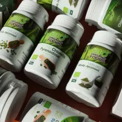 Słoiki i pudełka z suplementami diety: Chlorella, Młody Jęczmień i Spirulina. Dowiedz się, co to spirulina i jej korzyści.