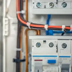Nowoczesna instalacja elektryczna bezpuszkowa z uporządkowanymi przewodami w skrzynce rozdzielczej.