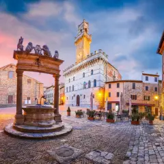 Piazza del Popolo a Montepulciano, con il pozzo dei leoni e il Palazzo Comunale. Questo borgo è famoso per il suo vino Nobile, ma anche per la sua bellezza rinascimentale.