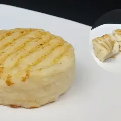 Torta di patate grigliata, un tomino in gravidanza che aspetta di essere gustato.