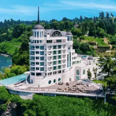 Luksusowy hotel na klifie nad Morzem Czarnym, idealne miejsce na wakacje all inclusive w Gruzji.