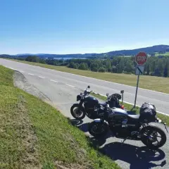 Trasy motocyklowe w Czechach: odkryj malownicze szlaki i atrakcje