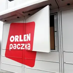 Automat paczkowy Orlen Paczka z otwartą skrytką, w której widać paczkę. Sprawdź orlen paczka wymiary przed nadaniem.