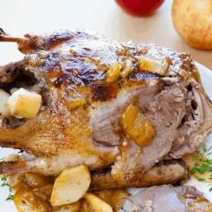 Pieczona kaczka nadziewana mięsem mielonym i wątróbką, podana z jabłkami i ziołami. Przepis na wyśmienite danie.