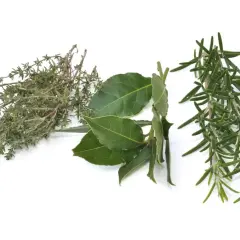 Tomillo, laurel y romero, ingredientes esenciales para un auténtico condimento italiano.