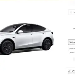Biała Tesla Model Y, opcja wnętrza siedmiomiejscowego. Idealna dla rodziny, która potrzebuje więcej miejsca.