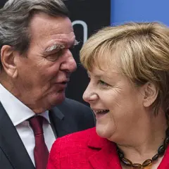 Gerhard Schröder und Angela Merkel im Gespräch. Vielleicht diskutieren sie über die **Pension** des ehemaligen **Bundeskanzlers**.