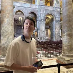 Un homme admire la splendeur de la basilique Saint-Marc, ses yeux levés vers les mosaïques dorées et les colonnes imposantes.