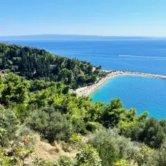 Widok na zatokę z plażą i łodzią. Wspaniałe **Split, Chorwacja atrakcje** przyciągają turystów.