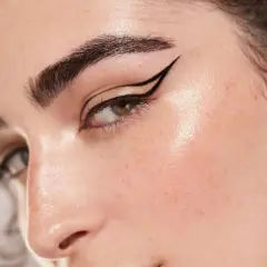 Ojo con delineado cat eye perfecto, cejas definidas y piel luminosa. Un look de maquillaje aesthetic que resalta la belleza natural.