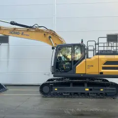 Żółta koparka gąsienicowa XCMG XE220E, gotowa do pracy na budowie. Idealna do ciężkich prac ziemnych, jak te oferowane na otomoto.