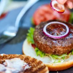 Perfekcyjne burgery domowe: przepis krok po kroku