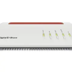 Weiße FRITZ!Box 7590 AX mit roten Lüftungsschlitzen und leuchtenden Status-LEDs für Power/DSL, WLAN, Fon/DECT, Connect/WPS und Info.
