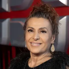 Uśmiechnięta kobieta z burzą brązowych włosów. Czy Violetta Kapsalek ma 50 lat?