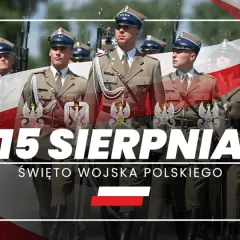 Żołnierze w galowych mundurach maszerują. 15 sierpnia święto Wojska Polskiego. Obchody 25 lat Polski w NATO.