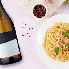 Idealne białe wino do carbonary, podane z aromatycznym pieprzem i natką pietruszki.