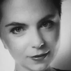 Portret Agnieszki Lendzion. Jej spojrzenie jest intensywne, a usta lekko uchylone. Agnieszka Lendzion nie żyje.