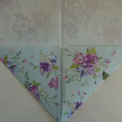 Servetter med blomstermönster vikta till en kavajform.