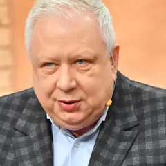 Marek Sierocki, znany z oceny debiutantów, ma siwe włosy i niebieskie oczy.