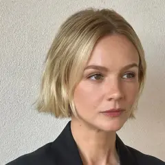 Krótkie, blond włosy w stylu bob, idealnie podkreślające rysy twarzy. To jedna z modnych fryzur bob, która zawsze wygląda stylowo.