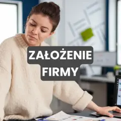 Kobieta analizuje dane na laptopie, przygotowując się do założenia firmy. W tle biuro.