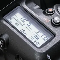 Wyświetlacz aparatu pokazuje ustawienia: ISO 160, przysłonę F1.8, czas 1/125s. To dane z wbudowanego światłomierza.