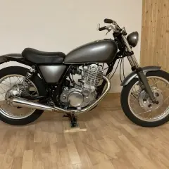 Moto clásica gris lista para aprender como lavar una moto.