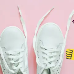 Des lacets blancs prêts à être nettoyés, avec un pouce levé et une flèche rose pour indiquer la méthode.