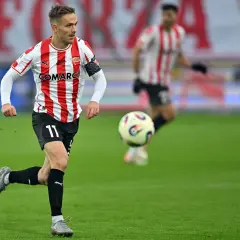 Piłkarz Rakowa Częstochowa z numerem 11 w akcji podczas meczu z Cracovią.