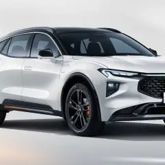 Biały Ford Evos z czarnym dachem, nowoczesnym grillem i stylowymi felgami.