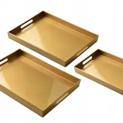Elegancka, złota tacka z uchwytami, idealna do serwowania lub jako dekoracja.