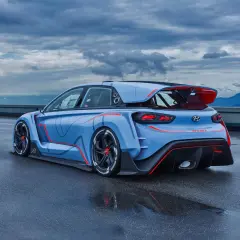 Hyundai i30N RN30 azul con detalles rojos, listo para desatar sus caballos en la pista.