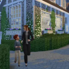 Matka i syn biegną po podjeździe przed domem. Może to być scena z gry The Sims 4, gdzie kod na postarzenie sima jest kluczowy.