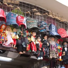 Lalki i czapki z napisami "Praga" i "Czechy" – idealne pamiątki, które warto kupić w Pradze.