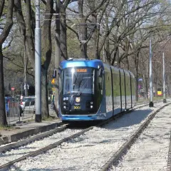 Nowoczesny tramwaj MPK Wrocław na torach. Aplikacja MPK Wrocław ułatwia podróżowanie po mieście.