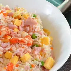 Receta fácil de arroz tres delicias con gambas que sorprende