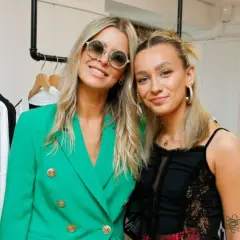 Fabienne Marta Wiśniewska w zielonej marynarce i młoda kobieta w czarnej bluzce z koronką.