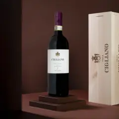 Bottiglia di Chianti Classico Gran Selezione Villa Cigliano, con la sua cassa in legno.