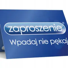 Niebieska kartka z napisem "Zaproszenie" i "Wpadaj nie pękaj".