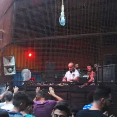 DJ set in un locale con rete metallica. Il sound department recensioni sono positive per questa serata.
