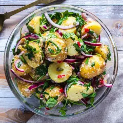En härlig potatissallad med rödlök, kapris och örter. Ett perfekt potatissallad recept för sommaren!