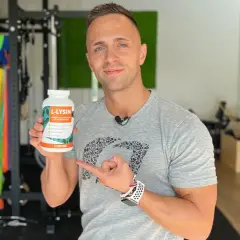Mann zeigt auf L-Lysin-Dose, die 2000 mg L-Lysin-HCl pro Tag enthält. Ideal für Sportler, die wissen wollen, wieviel Lysin am Tag.