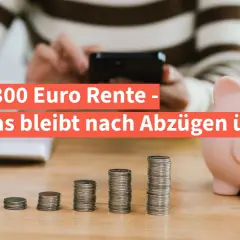 1300 Euro Rente – das bleibt nach Abzügen übrig. Münzstapel und Sparschwein deuten auf finanzielle Planung hin.