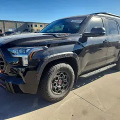 Czarny Toyota Sequoia TRD Pro gotowy na przygodę. Potężny SUV z agresywnym grillem i terenowymi oponami.