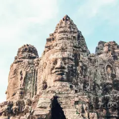 Kamodża co zobaczyć: monumentalna kamienna twarz na bramie świątyni Bayon w Angkor.