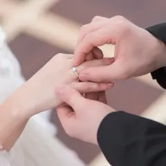 Ein Mann legt einer Frau einen Ring an den Finger. Die Frage, darf ein katholischer Pfarrer heiraten, bleibt hier offen.
