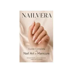 Mano con unghie perfette e smalto semipermanente color nude, su sfondo di seta. Guida completa alla Nail Art e Manicure.