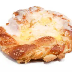 Drożdżówka z lukrem i nadzieniem, na białym tle.