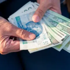 Czy muszę przejść z renty na emeryturę? Poznaj ważne konsekwencje